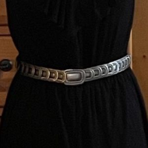 M, stretchy, gorgeous silver belt.